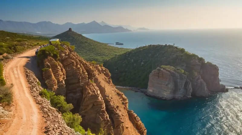 La costa mediterránea se ve bañada por la luz cálida de la tarde, con paisajes montañosos cubiertos de vegetación y una línea horizonte en la distancia