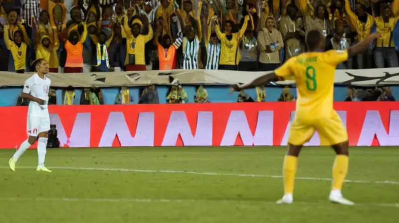 Abderrahman Samba celebrando su victoria con una gran sonrisa y un grupo de fans alborozados que lo rodean