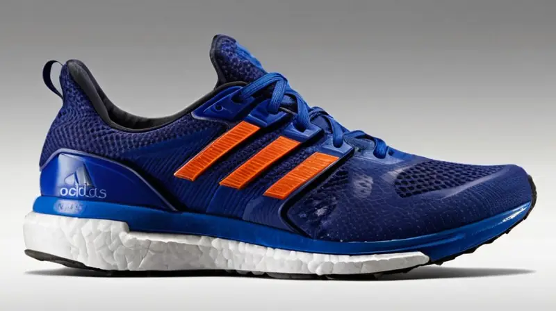 Las Adidas Supernova Rise 2 tienen una parte superior en azul oscuro con patrones de tejido sutiles y un suelo de goma blanca