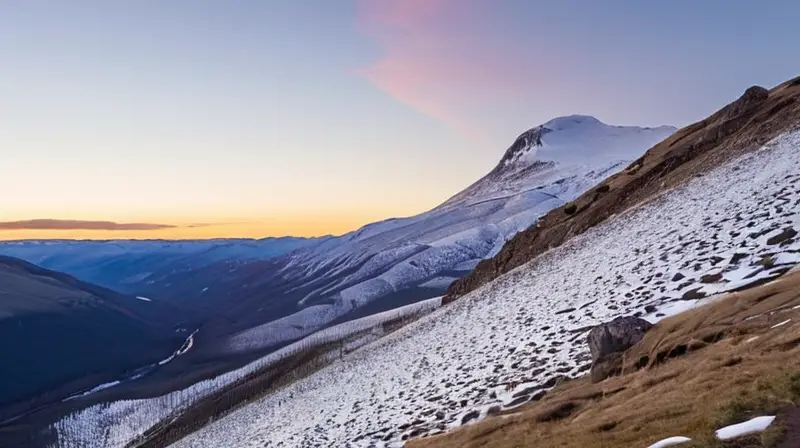 Una gran montaña rodeada de un paisaje natural impresionante se eleva majestuosa ante el cielo brillante