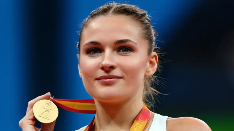 Alexandra Burghardt posa sobre el podio olímpico con su medalla de oro y una expresión intensa en sus ojos verdes