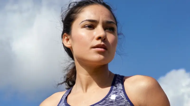 Una atleta keniana se muestra confiada al aire libre con una mirada intensa y el cuerpo musculoso