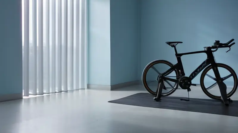 La escena muestra un gimnasio con equipos y decoraciones modernas iluminados por la luz natural filtrada a través de las cortinas