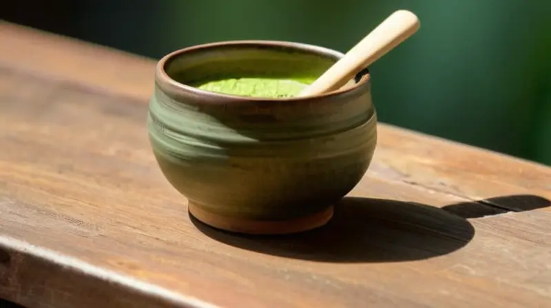 Una taza de té matcha descansa en una mesa antigua