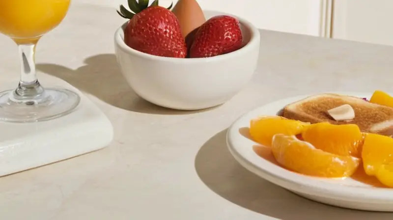 Un zapato de carrera reposa al lado de una bandeja de desayuno colorida y saludable en la encimera de una cocina bañada por la luz del sol