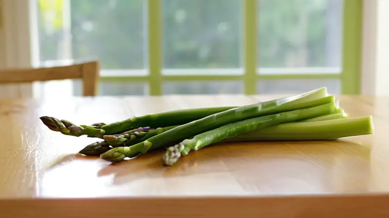 La imagen muestra una mesa con vegetales frescos y naturales iluminados por la luz natural creada un ambiente suave