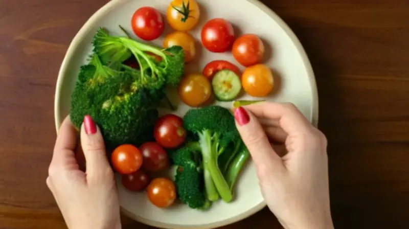 Una mujer sostiene un plato de verduras con delicadeza, mostrando las huellas de haber sido lavado varias veces