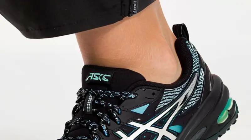 Las zapatillas ASICS GEL VENTURE 9 presentan un diseño detallado con mallas tejidas, soportes de FlyteFoam y suelos de goma con nodos elevados