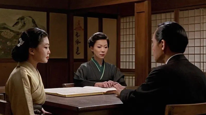 La fotografía en blanco y negro muestra a personas formalmente ataviadas en un ambiente solemne y sereno de una Sala Imperial del Japón durante los años 40