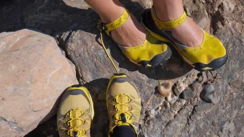 Una corredora descansa agotada, rodeada de zapatos de senderismo y un biberón de agua, con rastros visibles de su aventura al aire libre