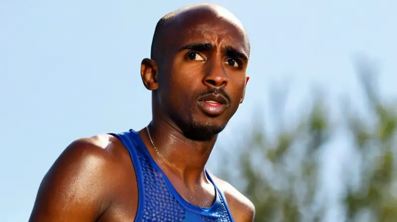 Un atleta está corriendo exhausto por el borde del camino y su rostro refleja la intensidad de la carrera