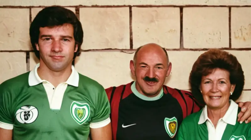 Una fotografía ajada del futbolista irlandés Paul McGrath retratado en 1988 con sus padres al fondo muestra una escena inolvidable llena de nostalgia