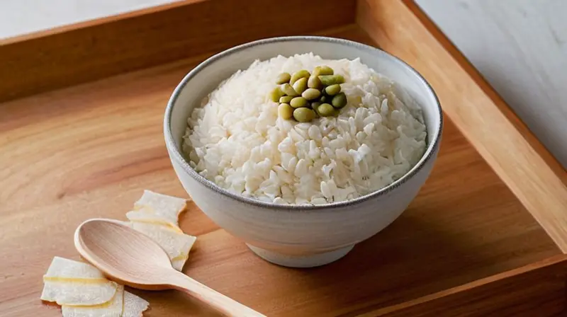 Un bol blanco está sobre una mesa de madera con una proteína de guisante pale gris y arroz en un patrón diagonal