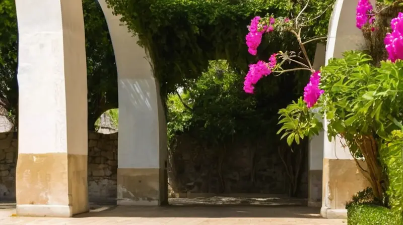 Un antiguo arco de piedra español está cubierto de enredaderas y presenta una superficie erosionada con detalles sombreados