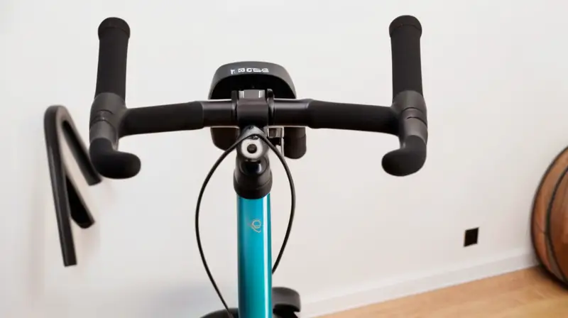 Se muestra una bicicleta de entrenamiento interior Bkool Smart Pro 2 con un diseño elegante y alta performance